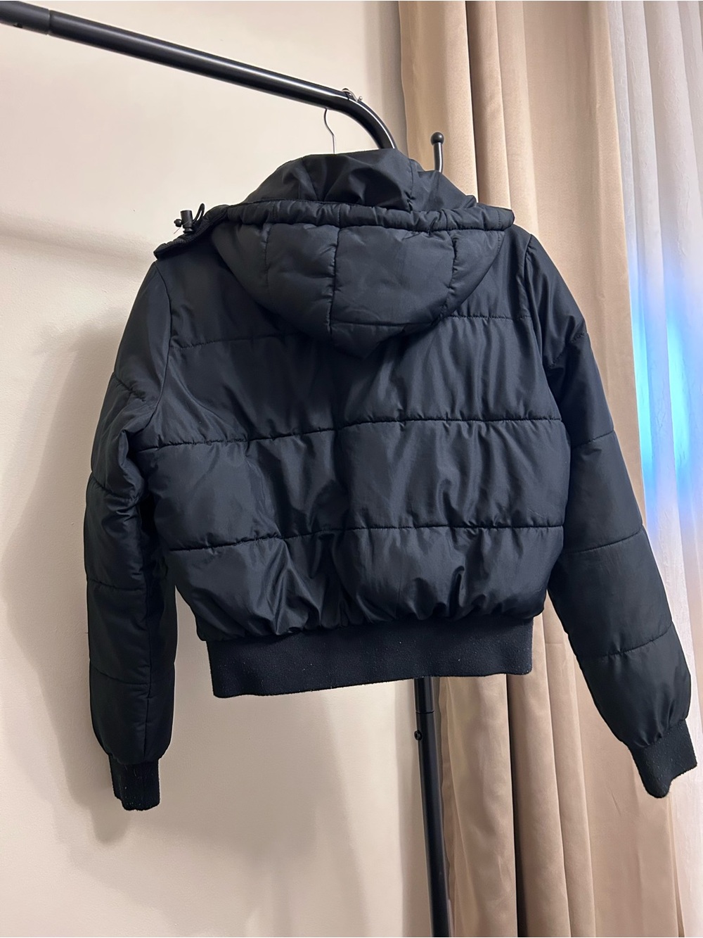 Hollister Black Quilted Puff Jacket with Ribbed Hem - Picture 2 of 6